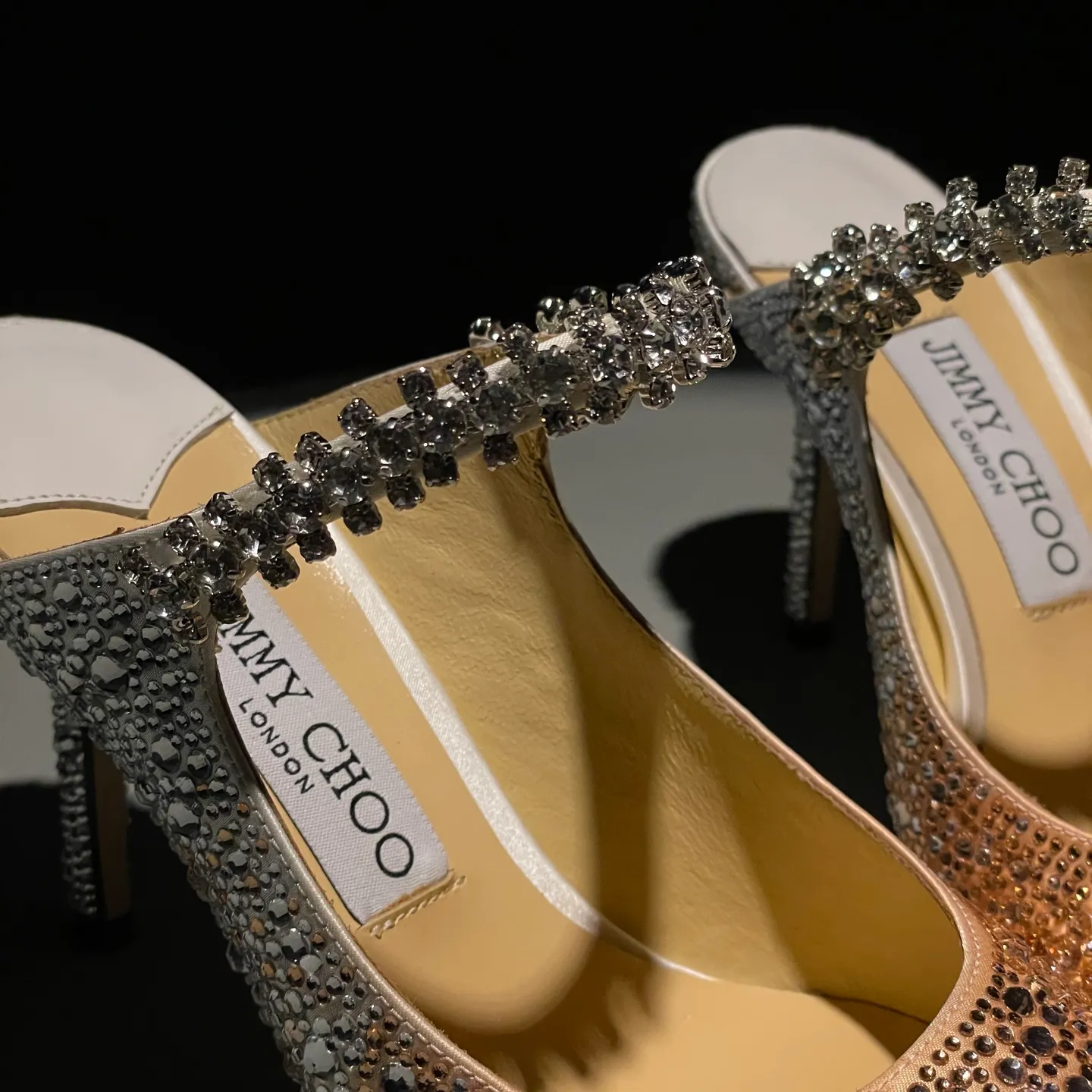 💕💕Factory direct selling price p680💕💕Jimmy Choo/Jimmy Choo classic diamond chain, pointed toe high-heeled slippers, crystal slippers, superb crystal slippers, so beautiful that you can’t take your eyes away. The shape of the shoes is very delicate, not too narrow and long, and the internal space is enough to allow the toes to relax enough. The rhinestones outline a charming arc on the instep, which is simply beautiful. It has a 360-degree surrounding fairy atmosphere, gorgeous but not exaggerated! ! The fabric is made of original customized material. The lining and toes are made of imported sheepskin. Customized A-grade Italian cowhide genuine leather sole. Heel height: 6.5cm 8.5cm Size: 35-39 (34/40/41/42/43 customized)
